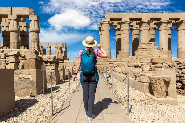 Turista Templo Luxor Día Soleado Luxor Egipto —  Fotos de Stock