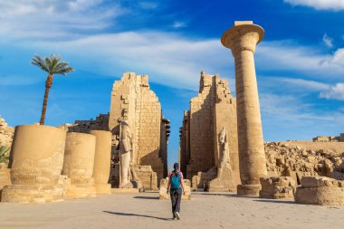 Karnak Tapınağında kadın turist güneşli bir günde, Lüksör, Mısır