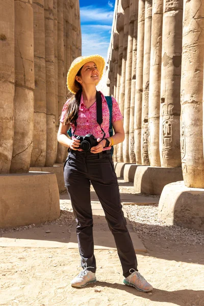 Luxor Tapınağında Kadın Turist Güneşli Bir Günde Lüksör Mısır — Stok fotoğraf