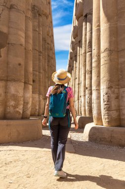 Luxor Tapınağında kadın turist güneşli bir günde, Lüksör, Mısır