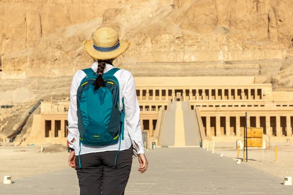 Kraliçe Hatshepsut Tapınağı Nda Kadın Gezgin Krallar Vadisi Mısır — Stok fotoğraf