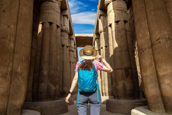 Luxor Tapınağında kadın turist güneşli bir günde, Lüksör, Mısır