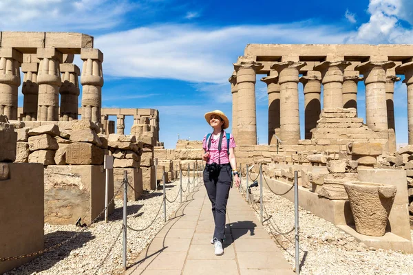 Luxor Tapınağında Kadın Turist Güneşli Bir Günde Lüksör Mısır — Stok fotoğraf
