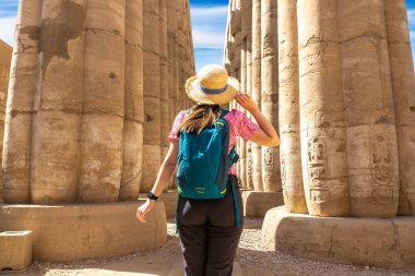 Luxor Tapınağında kadın turist güneşli bir günde, Lüksör, Mısır