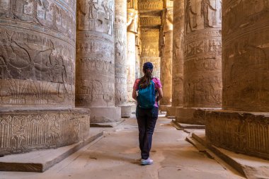 Güneşli bir günde Dendera Tapınağı 'nda kadın turist, Luxor, Mısır