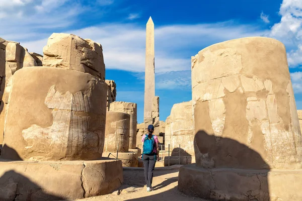 Karnak Tapınağında kadın turist güneşli bir günde, Lüksör, Mısır