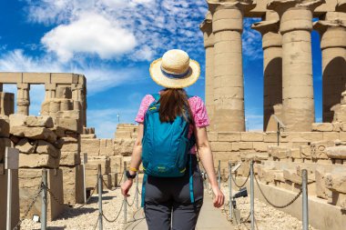 Luxor Tapınağında kadın turist güneşli bir günde, Lüksör, Mısır