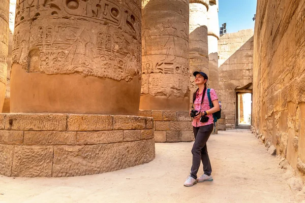 Woman Tourist Karnak Temple Sunny Day Luxor Egypt — Stockfoto