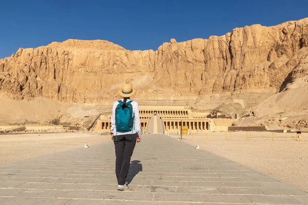 Kraliçe Hatshepsut Tapınağı 'nda kadın gezgin, Krallar Vadisi, Mısır