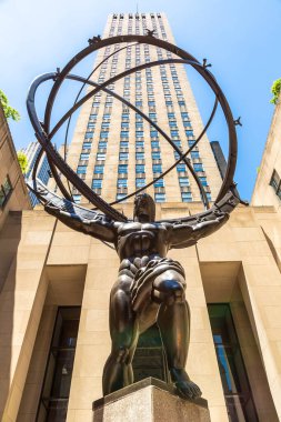 NEW YORK CITY, ABD - 15 Mart 2020: Manhattan, New York 'taki Rockefeller Center' da Atlas Heykeli