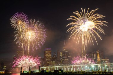NEW YORK CITY, ABD - 4 Temmuz 2019: Macy 'nin 4 Temmuz Bağımsızlık Günü Havai fişek gösterisi