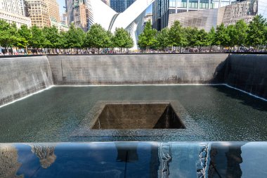 NEW YORK CITY, ABD - 29 Mart 2020: 9 / 11 Memorial Park New York, New York, ABD