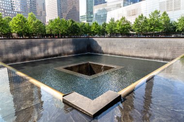 NEW YORK CITY, ABD - 29 Mart 2020: 9 / 11 Memorial Park New York, New York, ABD