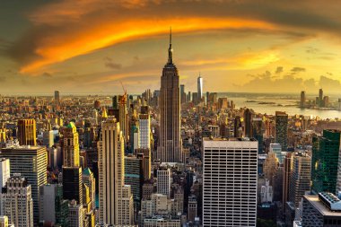 NEW YORK CITY, ABD - 15 Mart 2020: New York City, ABD 'de günbatımında Manhattan' ın panoramik hava manzarası