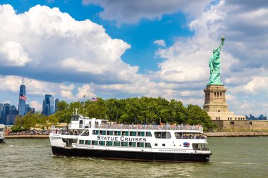 NEW YORK CITY, ABD - 15 Mayıs 2019: New York City, ABD 'de Özgürlük Heykeli ve turizm feribotu