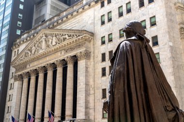 NEW YORK CITY, ABD - 15 Mart 2020: Federal Hall and Washington Heykeli Manhattan, New York City, ABD