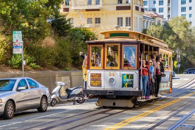 SAN FRANCISCO, ABD - 29 Mart 2020: San Francisco, Kaliforniya, ABD 'deki Cable Car tramvayı