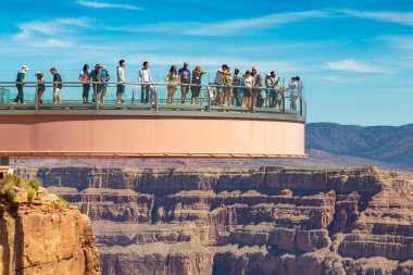 ARIZONA, ABD - 29 Mart 2020: Güneşli bir günde Grand Canyon West Rim 'deki Grand Canyon Skywalk gözlem noktasında manzaranın tadını çıkaran turist