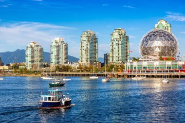VANCOUVER, Kanada - 2 Nisan 2020: Vancouver, Kanada 'da güneşli bir günde TELUS Bilim Dünyası' nda Bilim Dünyası