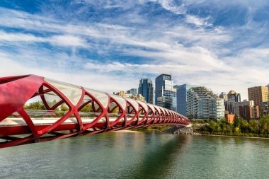 CALGARY, CANADA - 2 Nisan 2020: Güneşli bir günde Kanada 'nın Calgary şehrinde Bow Nehri üzerindeki Barış Köprüsü