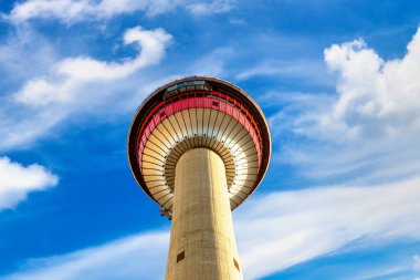 CALGARY, CANADA - 2 Nisan 2020: Calgary 'deki Calgary Kulesi güneşli bir günde, Kanada