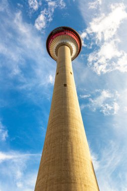 CALGARY, CANADA - 2 Nisan 2020: Calgary 'deki Calgary Kulesi güneşli bir günde, Kanada