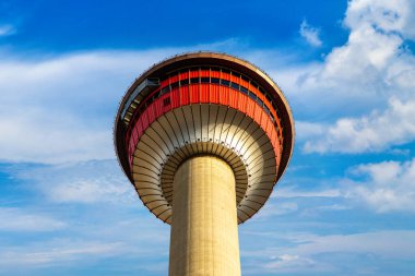 CALGARY, CANADA - 2 Nisan 2020: Calgary 'deki Calgary Kulesi güneşli bir günde, Kanada