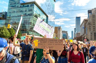 TORONTO, CANADA - 27 Eylül 2019: İklim için Küresel Grev ve Toronto, Ontario, Kanada 'da İklim Adaleti Yürüyüşü