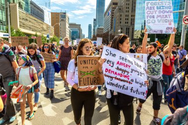 TORONTO, CANADA - 27 Eylül 2019: İklim için Küresel Grev ve Toronto, Ontario, Kanada 'da İklim Adaleti Yürüyüşü