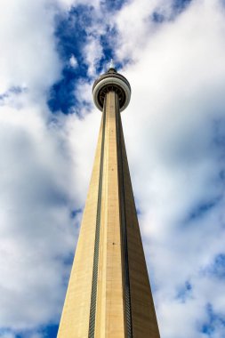 TORONTO, Kanada - 2 Nisan 2020: Güneşli bir günde Toronto 'daki CN Kulesi, Ontario, Kanada