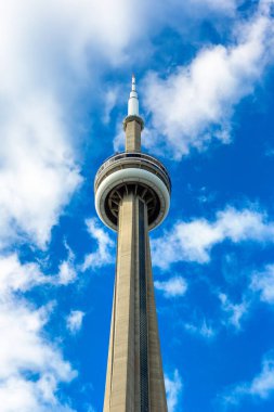 TORONTO, Kanada - 2 Nisan 2020: Güneşli bir günde Toronto 'daki CN Kulesi, Ontario, Kanada