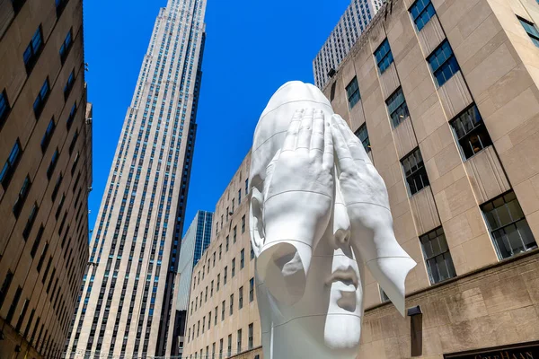 NEW YORK CITY, ABD - 15 Mart 2020 Duvarların arkasında, New York, ABD 'deki Rockefeller Center' da Frieze Heykeli