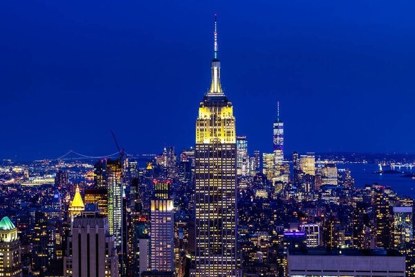 НЬЮ-ЙОРК, США - 15 марта 2020 года: Панорамный вид на Манхэттен ночью в Нью-Йорке, штат Нью-Йорк, США
