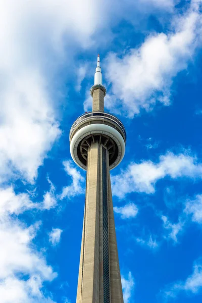 TORONTO, Kanada - 2 Nisan 2020: Güneşli bir günde Toronto 'daki CN Kulesi, Ontario, Kanada