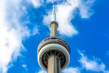 TORONTO, Kanada - 2 Nisan 2020: Güneşli bir günde Toronto 'daki CN Kulesi, Ontario, Kanada