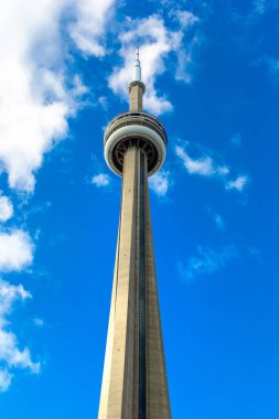 TORONTO, Kanada - 2 Nisan 2020: Güneşli bir günde Toronto 'daki CN Kulesi, Ontario, Kanada
