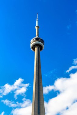 TORONTO, Kanada - 2 Nisan 2020: Güneşli bir günde Toronto 'daki CN Kulesi, Ontario, Kanada