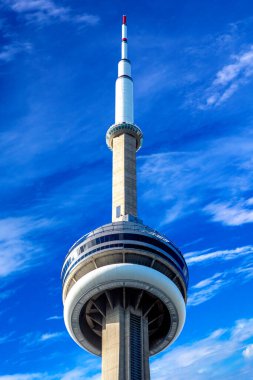 TORONTO, Kanada - 2 Nisan 2020: Güneşli bir günde Toronto 'daki CN Kulesi, Ontario, Kanada
