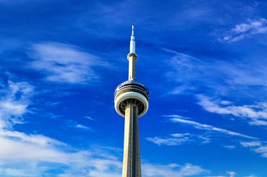 TORONTO, Kanada - 2 Nisan 2020: Güneşli bir günde Toronto 'daki CN Kulesi, Ontario, Kanada