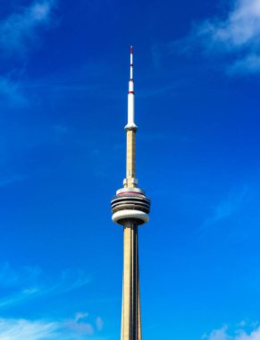 TORONTO, Kanada - 2 Nisan 2020: Güneşli bir günde Toronto 'daki CN Kulesi, Ontario, Kanada