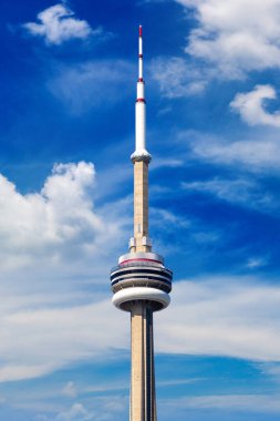 TORONTO, Kanada - 2 Nisan 2020: Güneşli bir günde Toronto 'daki CN Kulesi, Ontario, Kanada