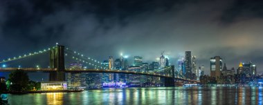 Brooklyn Köprüsü Panoraması ve Manhattan şehir merkezinin panoramik gece görüntüsü New York City, ABD 'de gün batımından sonra
