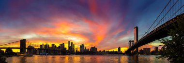 Brooklyn Köprüsü ve Manhattan Köprüsü 'nün Sunset Manzarası ve New York, ABD' deki Manhattan şehir merkezinin panoramik manzarası.