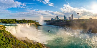 Amerika 'nın Niagara Şelalesi' ndeki Amerikan Şelalesi Panoraması.