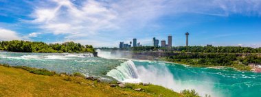 Amerika 'nın Niagara Şelalesi' ndeki Amerikan Şelalesi Panoraması.