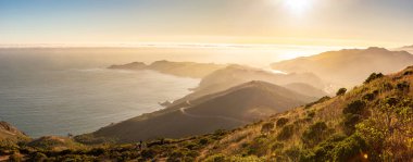 San Francisco, Kaliforniya, ABD 'de gün batımında Marin Burunlarındaki California Point Bonita Deniz Feneri' nde Manzara Panoraması