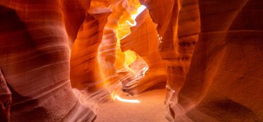 Güneşli bir günde Antilop Kanyonu Panoraması, Page, Arizona, ABD