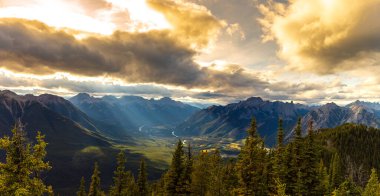 Gün batımında Banff Ulusal Parkı 'ndaki Bow Valley' in hava manzarası, Kanada Kayalıkları