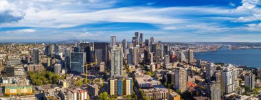 Seattle, ABD 'de güneşli bir günde Seattle iş bölgesinin hava manzaralı manzarası