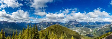 Banff Ulusal Parkı 'ndaki Bow Valley' deki Banff City 'nin hava manzarası, Kanada Kayalıkları